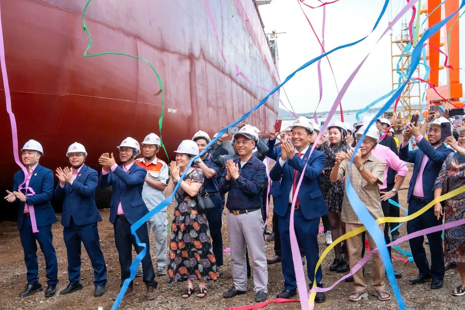 Tàu chở dầu/hóa chất 21.800 DWT 'made in Vietnam' chính thức hạ thủy Tàu chở dầu/hóa chất 21.800 DWT 'made in Vietnam' chính thức hạ thủy