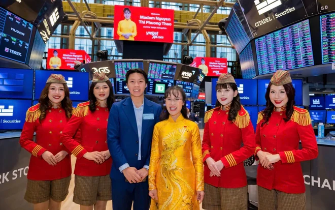 Thăm nơi nắm giữ 29.000 tỷ USD ở Mỹ, tỷ phú Nguyễn Thị Phương Thảo mặc áo dài, làm 1 việc đặc biệt Thăm nơi nắm giữ 29.000 tỷ USD ở Mỹ, tỷ phú Nguyễn Thị Phương Thảo mặc áo dài, làm 1 việc đặc biệt