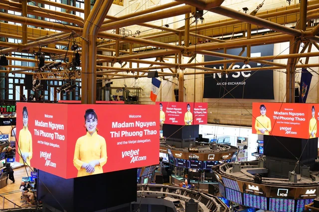 Thăm nơi nắm giữ 29.000 tỷ USD ở Mỹ, tỷ phú Nguyễn Thị Phương Thảo mặc áo dài, làm 1 việc đặc biệt Thăm nơi nắm giữ 29.000 tỷ USD ở Mỹ, tỷ phú Nguyễn Thị Phương Thảo mặc áo dài, làm 1 việc đặc biệt