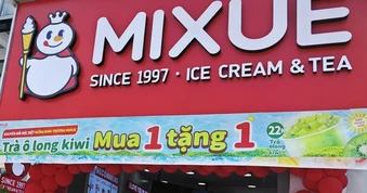 Thấy gì từ việc chuỗi trà sữa Mixue đóng hàng trăm cửa hàng?