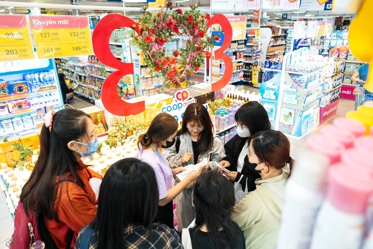Thị trường 8-3 sôi động, quà tặng thiết thực được ưa chuộng Thị trường 8-3 sôi động, quà tặng thiết thực được ưa chuộng