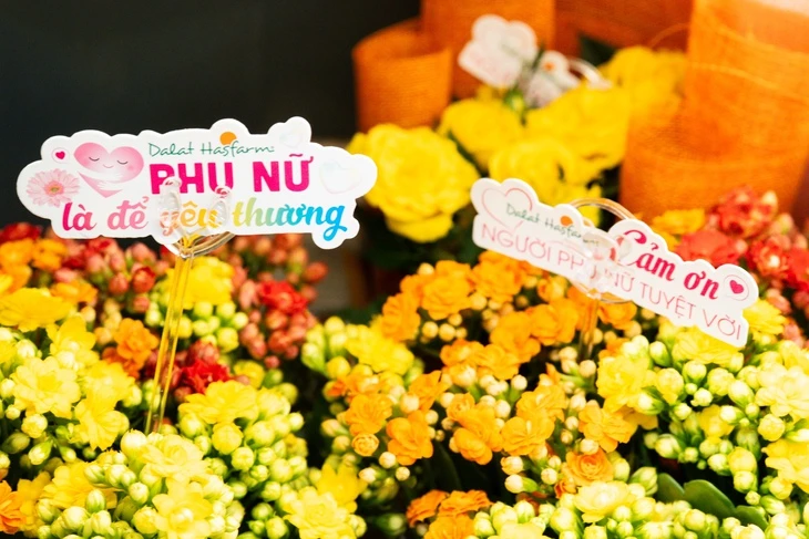 Thị trường 8-3 sôi động, quà tặng thiết thực được ưa chuộng Thị trường 8-3 sôi động, quà tặng thiết thực được ưa chuộng