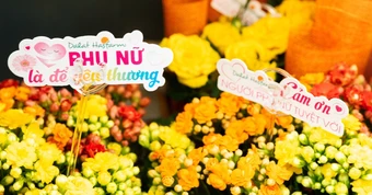 Thị trường 8-3 sôi động, quà tặng thiết thực được ưa chuộng