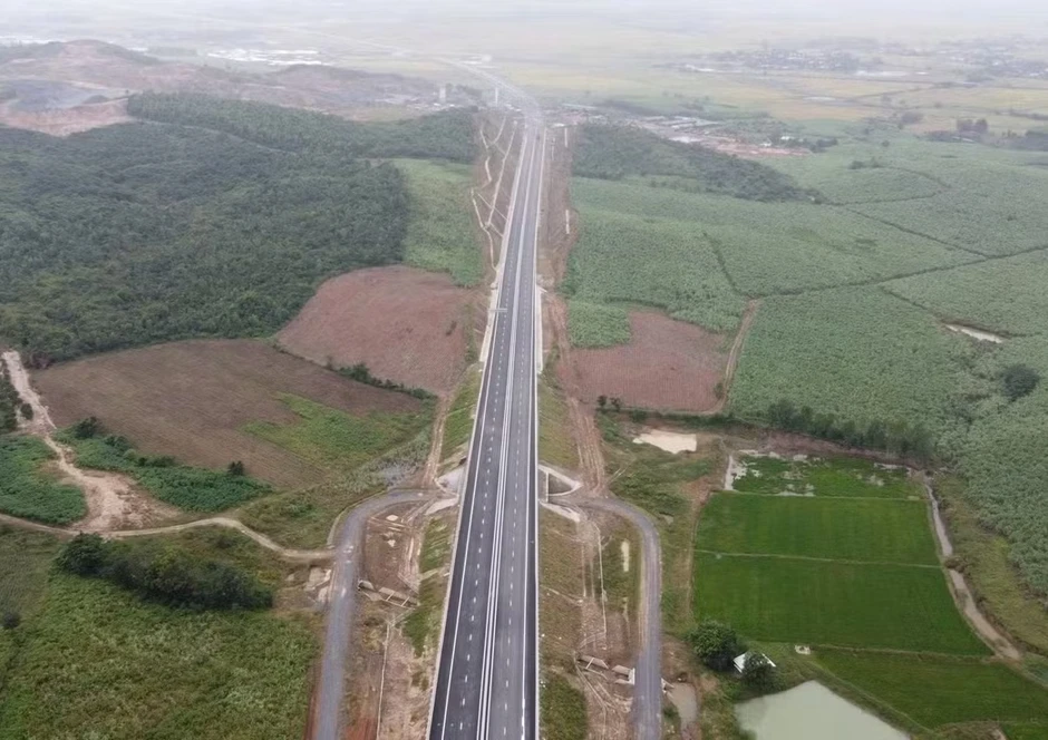 Thông xe 20 km đầu tiên cao tốc Khánh Hòa - Buôn Ma Thuột Thông xe 20 km đầu tiên cao tốc Khánh Hòa - Buôn Ma Thuột