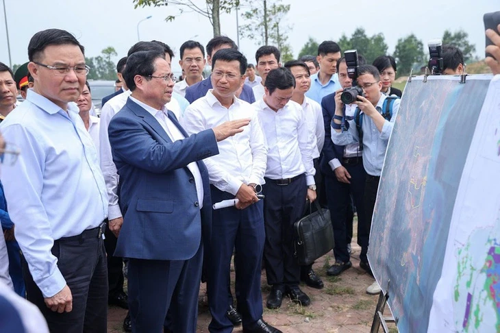 Thủ tướng làm việc tại Lọc hóa dầu Nghi Sơn, khảo sát địa điểm xây dựng kho dự trữ chiến lược Thủ tướng làm việc tại Lọc hóa dầu Nghi Sơn, khảo sát địa điểm xây dựng kho dự trữ chiến lược