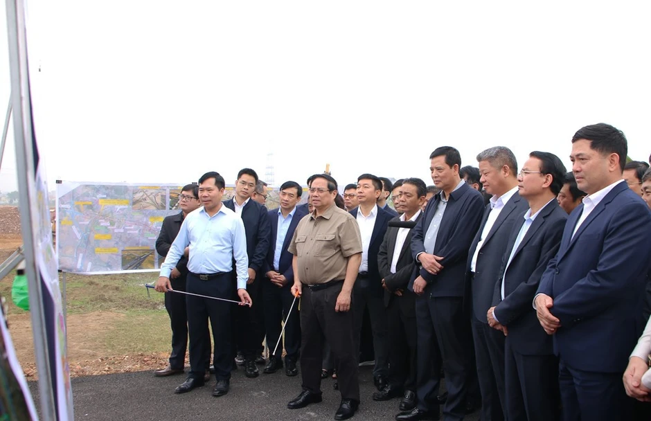 Thủ tướng Phạm Minh Chính kiểm tra dự án sân bay Gia Bình