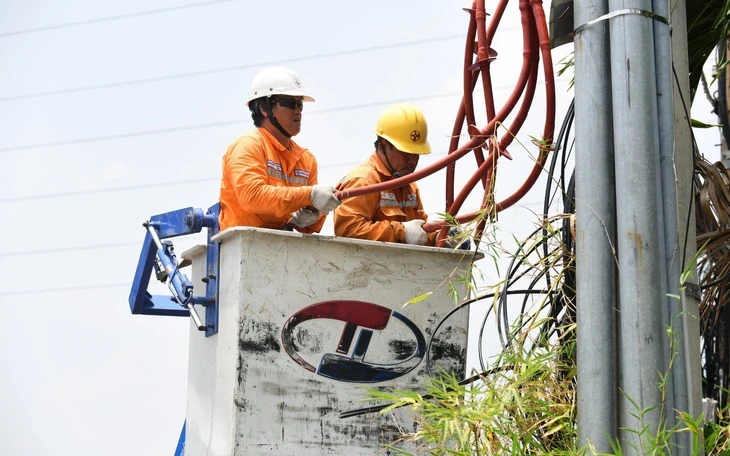 Thủ tướng: Tăng mua điện từ Lào và Trung Quốc, phát triển nhà máy phát điện nổi khi cấp bách Thủ tướng: Tăng mua điện từ Lào và Trung Quốc, phát triển nhà máy phát điện nổi khi cấp bách