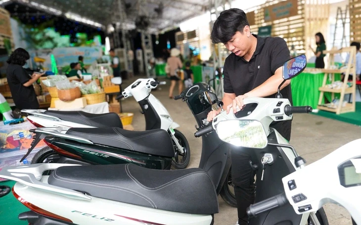 Thủ tướng: Thực hiện nghiêm chỉ đạo của Bộ Chính trị về đảm bảo nguồn cung xăng dầu, giá ổn định Thủ tướng: Thực hiện nghiêm chỉ đạo của Bộ Chính trị về đảm bảo nguồn cung xăng dầu, giá ổn định
