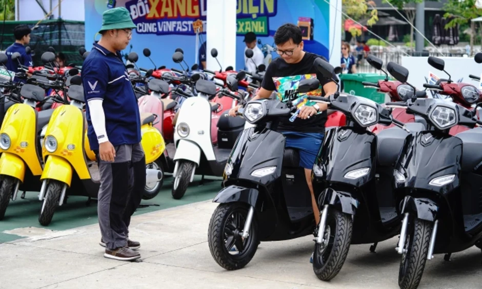 Thủ tướng yêu cầu thúc đẩy chuyển đổi xe điện, giảm phụ thuộc vào xăng dầu - Báo TinVina Thủ tướng yêu cầu thúc đẩy chuyển đổi xe điện, giảm phụ thuộc vào xăng dầu - Báo TinVina