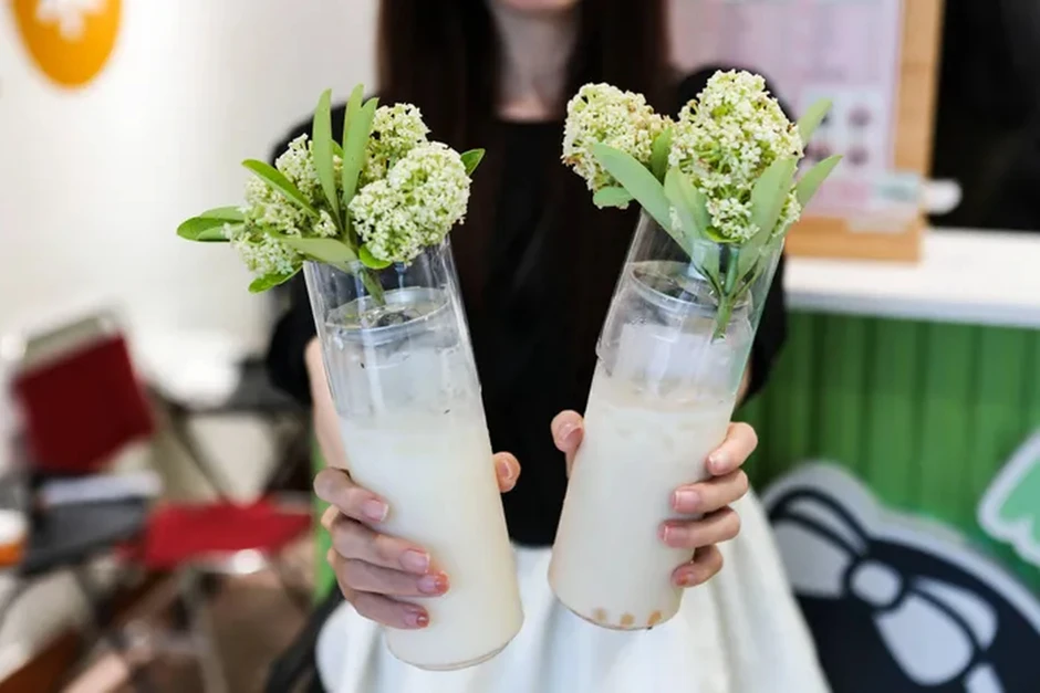 Thực hư trà sữa, nước khoáng hoa sữa gây sốt tại Hà Nội, uống vào thực khách liền “bất ngờ” Thực hư trà sữa, nước khoáng hoa sữa gây sốt tại Hà Nội, uống vào thực khách liền “bất ngờ”