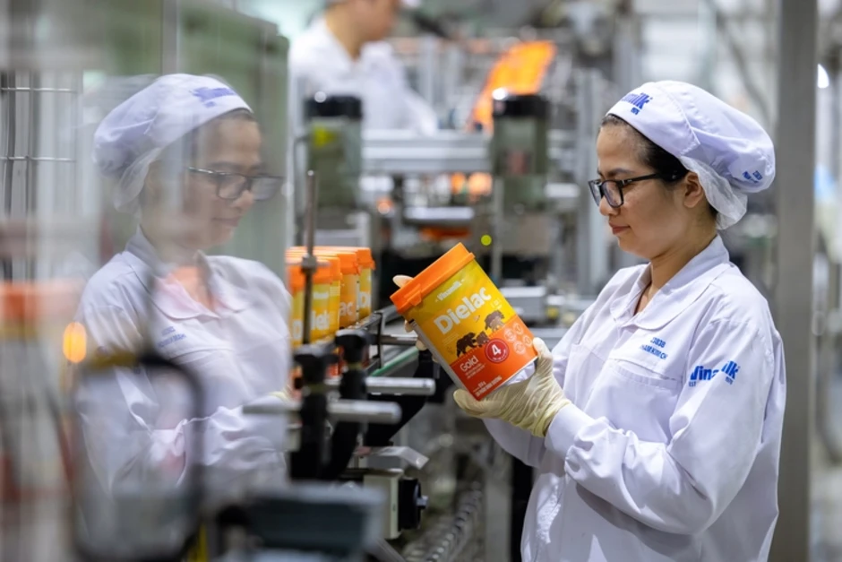 Tin tức sáng 27-2: Vinamilk có khớp lệnh gần 6.000 tỉ; Eximbank chuyển trụ sở chính ra Hà Nội Tin tức sáng 27-2: Vinamilk có khớp lệnh gần 6.000 tỉ; Eximbank chuyển trụ sở chính ra Hà Nội