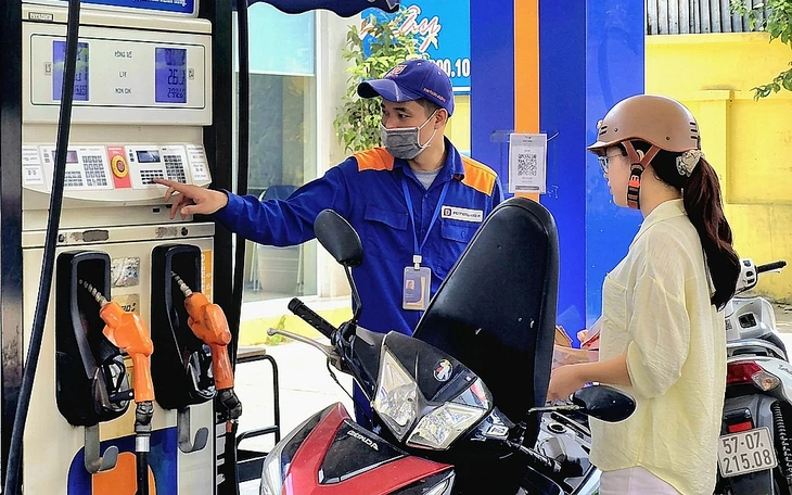 Tọa đàm sử dụng xăng E10: Xăng dầu như mạch máu nền kinh tế, không lý do gì đi bơm... 'máu bẩn' Tọa đàm sử dụng xăng E10: Xăng dầu như mạch máu nền kinh tế, không lý do gì đi bơm... 'máu bẩn'