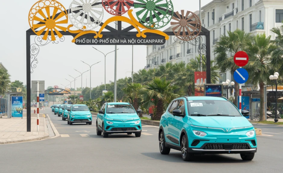Toàn bộ taxi chạy xăng, dầu ở Hà Nội phải chuyển sang sử dụng điện, năng lượng xanh vào 2030 Toàn bộ taxi chạy xăng, dầu ở Hà Nội phải chuyển sang sử dụng điện, năng lượng xanh vào 2030