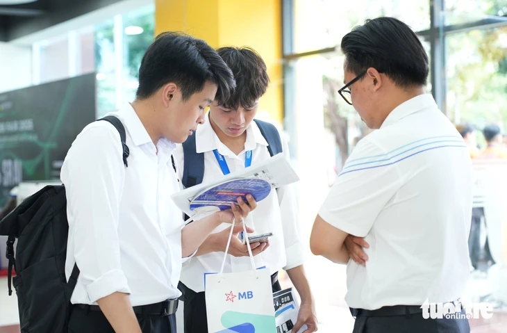 TP.HCM 5 tháng đầu năm: Công nghiệp, thương mại bứt phá, giải ngân vốn đầu tư công mới 16% TP.HCM 5 tháng đầu năm: Công nghiệp, thương mại bứt phá, giải ngân vốn đầu tư công mới 16%