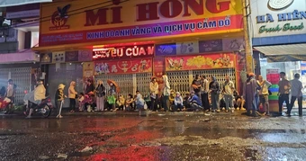 TPHCM: Người dân đội mưa từ 3 giờ sáng xếp hàng mua vàng ngày vía Thần Tài