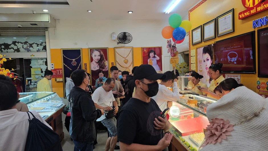 TPHCM: Người dân đội mưa từ 3 giờ sáng xếp hàng mua vàng ngày vía Thần Tài TPHCM: Người dân đội mưa từ 3 giờ sáng xếp hàng mua vàng ngày vía Thần Tài