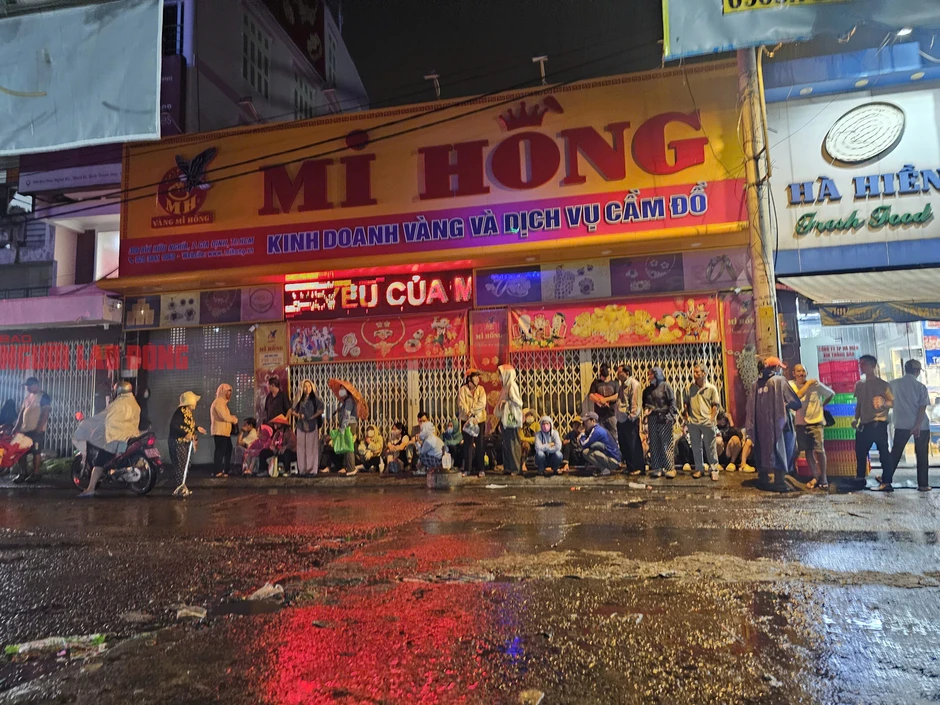TPHCM: Người dân đội mưa từ 3 giờ sáng xếp hàng mua vàng ngày vía Thần Tài TPHCM: Người dân đội mưa từ 3 giờ sáng xếp hàng mua vàng ngày vía Thần Tài