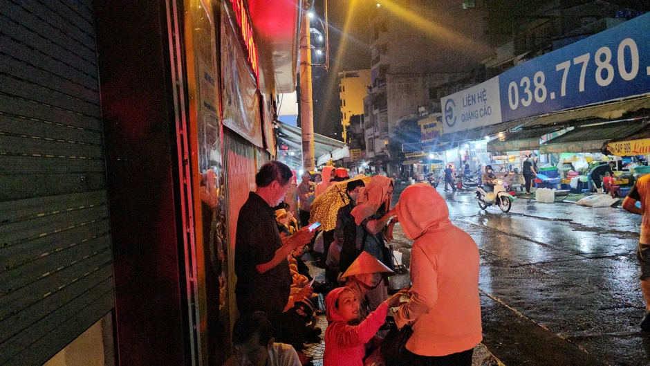 TPHCM: Người dân đội mưa từ 3 giờ sáng xếp hàng mua vàng ngày vía Thần Tài TPHCM: Người dân đội mưa từ 3 giờ sáng xếp hàng mua vàng ngày vía Thần Tài