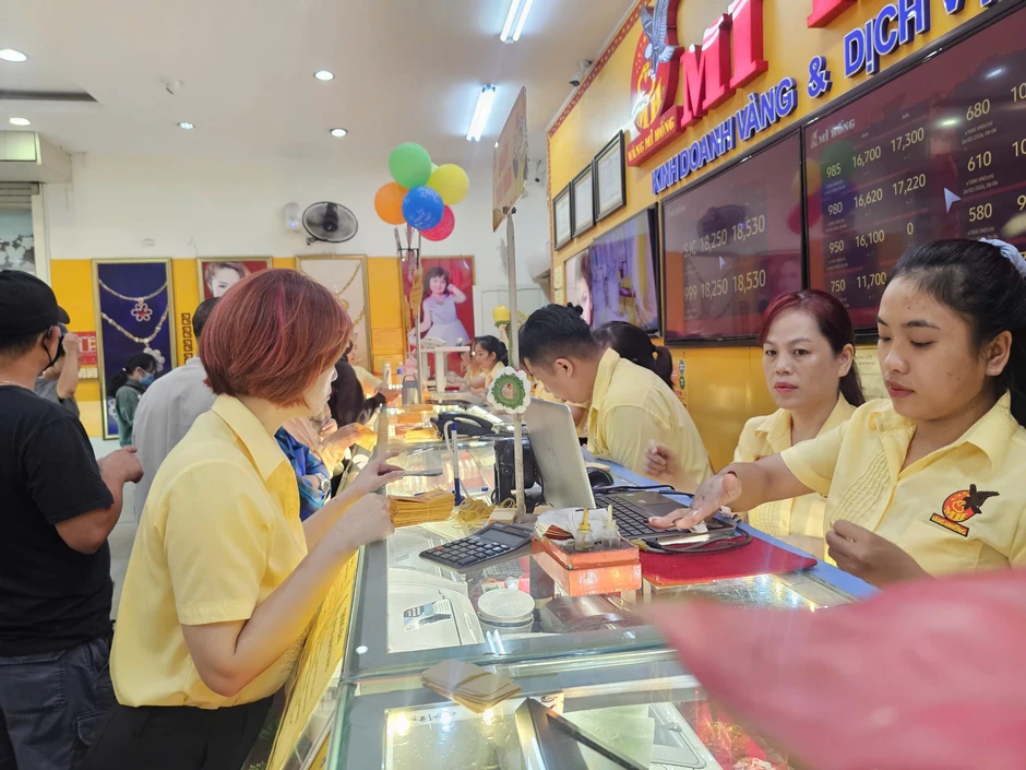 TPHCM: Người dân đội mưa từ 3 giờ sáng xếp hàng mua vàng ngày vía Thần Tài TPHCM: Người dân đội mưa từ 3 giờ sáng xếp hàng mua vàng ngày vía Thần Tài