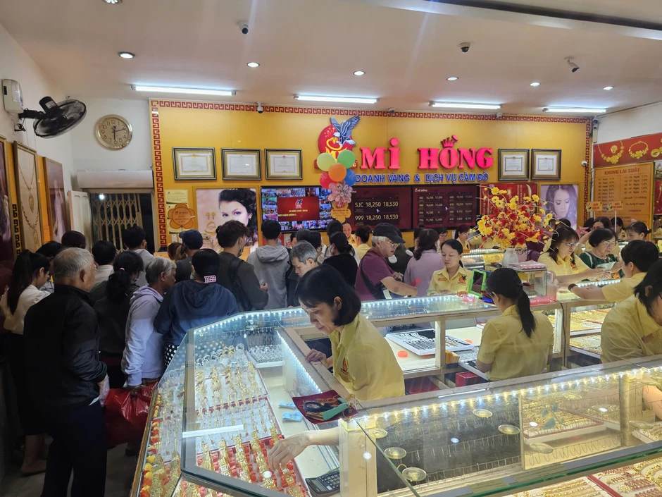 TPHCM: Người dân đội mưa từ 3 giờ sáng xếp hàng mua vàng ngày vía Thần Tài TPHCM: Người dân đội mưa từ 3 giờ sáng xếp hàng mua vàng ngày vía Thần Tài