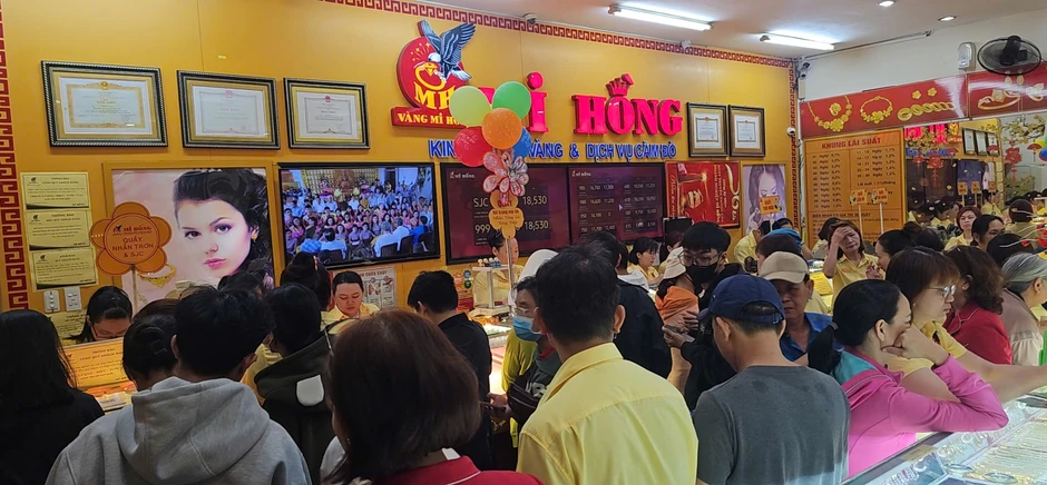 TPHCM: Người dân đội mưa từ 3 giờ sáng xếp hàng mua vàng ngày vía Thần Tài TPHCM: Người dân đội mưa từ 3 giờ sáng xếp hàng mua vàng ngày vía Thần Tài