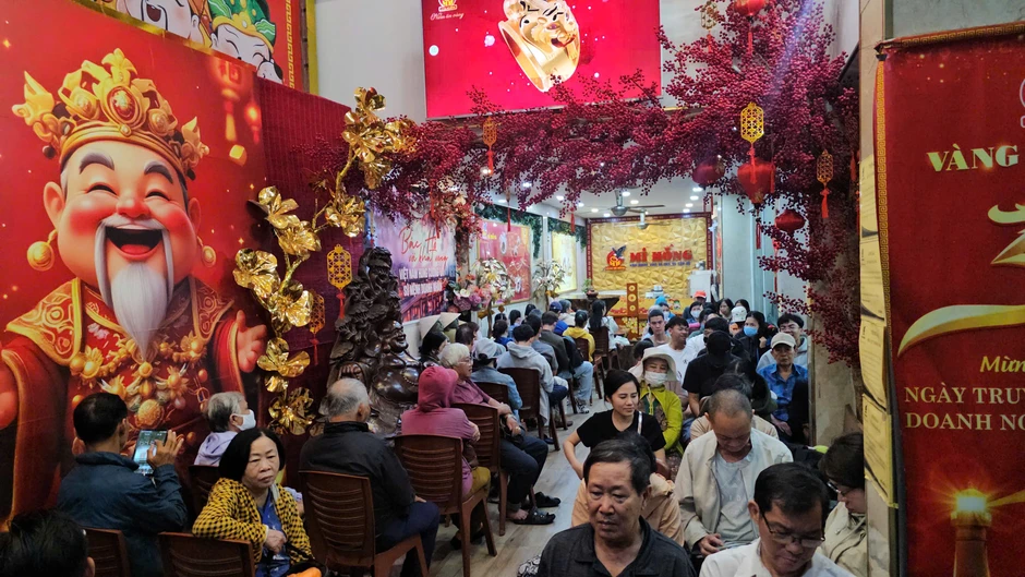 TPHCM: Người dân đội mưa từ 3 giờ sáng xếp hàng mua vàng ngày vía Thần Tài TPHCM: Người dân đội mưa từ 3 giờ sáng xếp hàng mua vàng ngày vía Thần Tài