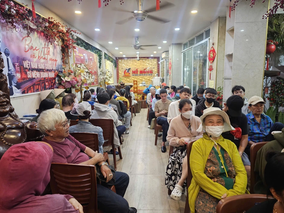 TPHCM: Người dân đội mưa từ 3 giờ sáng xếp hàng mua vàng ngày vía Thần Tài TPHCM: Người dân đội mưa từ 3 giờ sáng xếp hàng mua vàng ngày vía Thần Tài