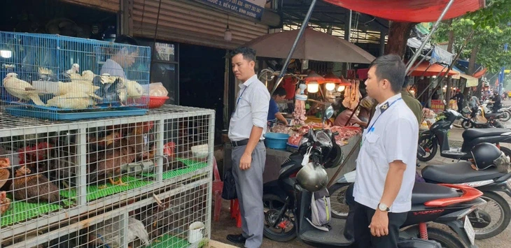 TP.HCM: Tăng kiểm tra tại các chợ, nhiều tiểu thương bị phạt vì địa điểm giết mổ gà, vịt
