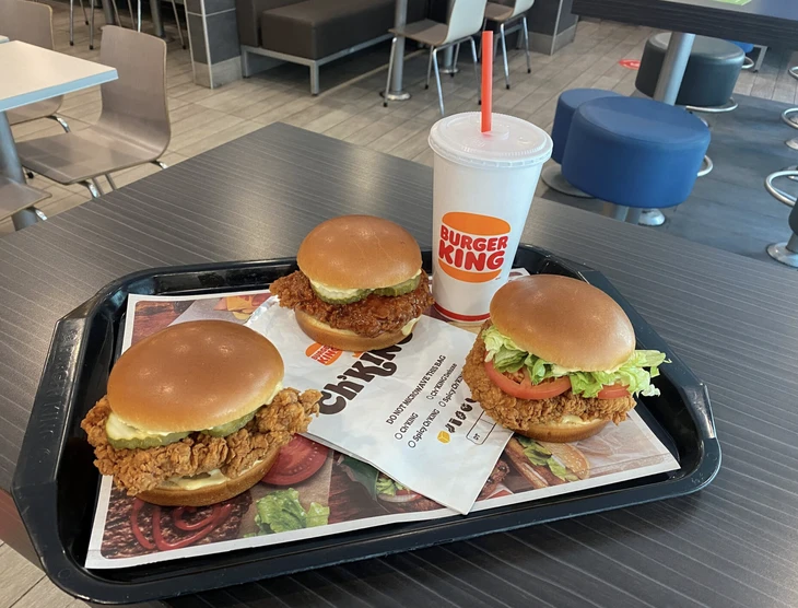 Trái ngược hai chuỗi burger Mỹ tại Việt Nam: Một đóng bớt, một chuẩn bị mở cửa hàng đầu tiên Trái ngược hai chuỗi burger Mỹ tại Việt Nam: Một đóng bớt, một chuẩn bị mở cửa hàng đầu tiên
