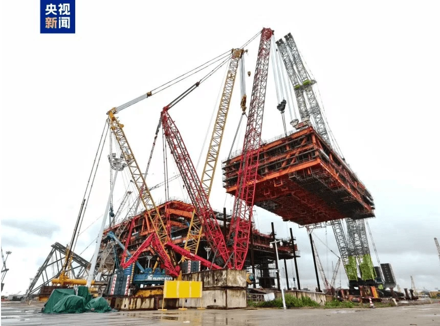 Trung Quốc gây chấn động ngành xây dựng: Cẩu ‘ngon ơ’ 2.175 tấn sắt thép lắp thành khối cao ngang tòa 30 tầng, mệnh danh lớn nhất châu Á Trung Quốc gây chấn động ngành xây dựng: Cẩu ‘ngon ơ’ 2.175 tấn sắt thép lắp thành khối cao ngang tòa 30 tầng, mệnh danh lớn nhất châu Á