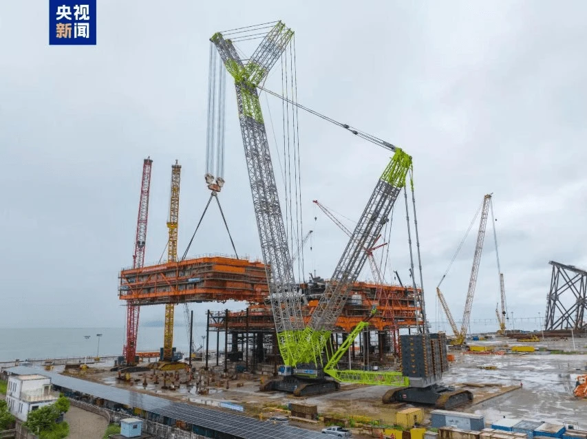 Trung Quốc gây chấn động ngành xây dựng: Cẩu ‘ngon ơ’ 2.175 tấn sắt thép lắp thành khối cao ngang tòa 30 tầng, mệnh danh lớn nhất châu Á Trung Quốc gây chấn động ngành xây dựng: Cẩu ‘ngon ơ’ 2.175 tấn sắt thép lắp thành khối cao ngang tòa 30 tầng, mệnh danh lớn nhất châu Á