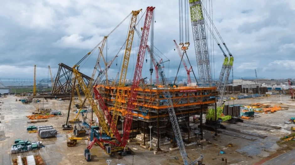 Trung Quốc gây chấn động ngành xây dựng: Cẩu ‘ngon ơ’ 2.175 tấn sắt thép lắp thành khối cao ngang tòa 30 tầng, mệnh danh lớn nhất châu Á Trung Quốc gây chấn động ngành xây dựng: Cẩu ‘ngon ơ’ 2.175 tấn sắt thép lắp thành khối cao ngang tòa 30 tầng, mệnh danh lớn nhất châu Á