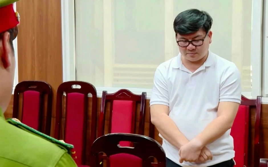 Truy tố 'ông trùm' sản xuất kẹo Nguyễn Phong trong vụ án Hoa hậu Thùy Tiên và Quang Linh Vlogs Truy tố 'ông trùm' sản xuất kẹo Nguyễn Phong trong vụ án Hoa hậu Thùy Tiên và Quang Linh Vlogs