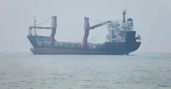 Truyền thông Iran đưa tin tàu container mắc cạn ở eo biển Hormuz