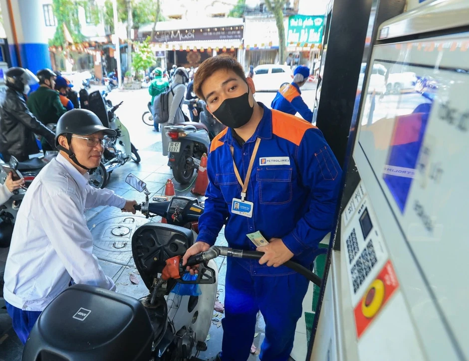 Từ 22h00 ngày 11/3 giá xăng, dầu đồng loạt giảm mạnh Từ 22h00 ngày 11/3 giá xăng, dầu đồng loạt giảm mạnh
