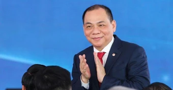Tỷ phú Phạm Nhật Vượng bất ngờ xuất hiện bên cạnh Warrren Buffett