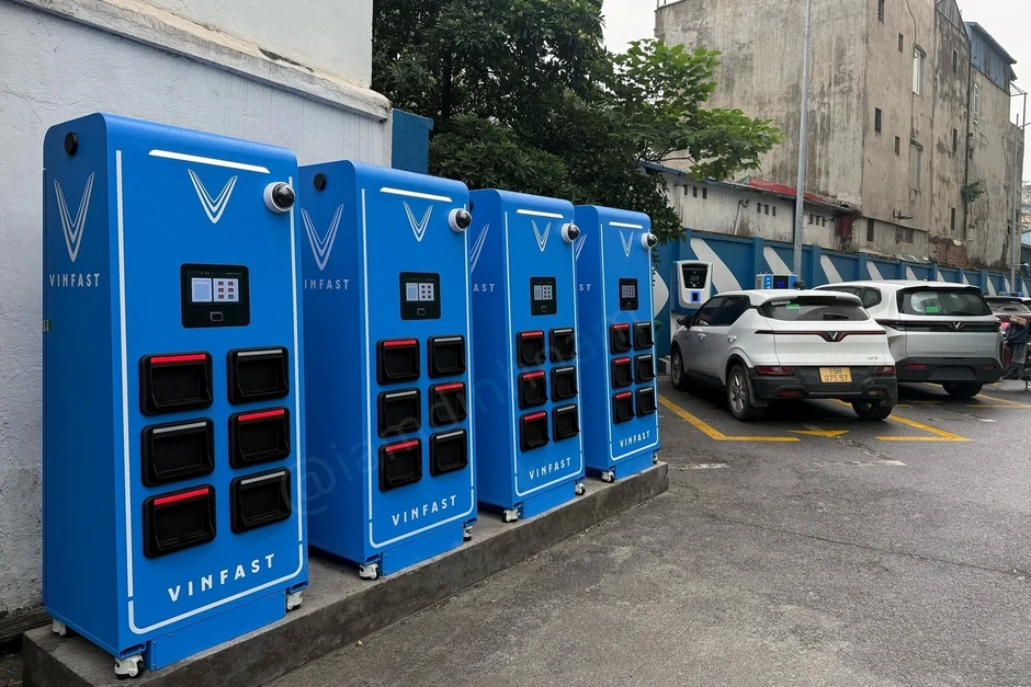 Tỷ phú Phạm Nhật Vượng bắt tay tỷ phú Nguyễn Thị Phương Thảo Tỷ phú Phạm Nhật Vượng bắt tay tỷ phú Nguyễn Thị Phương Thảo