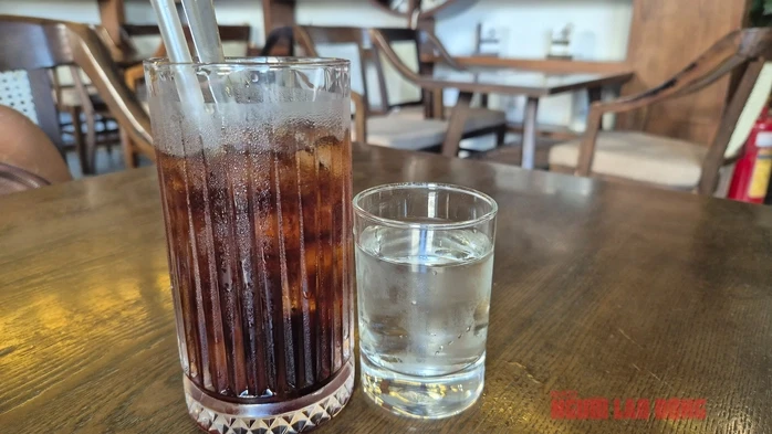 Vào quán cà phê ngồi 10 tiếng chỉ gọi 1 ly nước: Do khách hay chủ quán? Vào quán cà phê ngồi 10 tiếng chỉ gọi 1 ly nước: Do khách hay chủ quán?