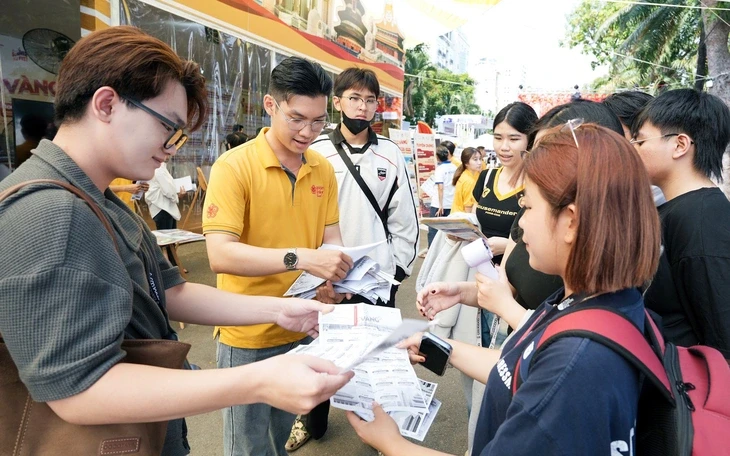 Vé máy bay 'ngốn' cả chục triệu đồng, tour hè linh hoạt chiều khách