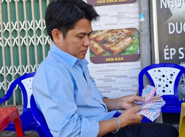 Vé số miền Nam chạm ngưỡng ‘bán bao nhiêu hết bấy nhiêu’ Vé số miền Nam chạm ngưỡng ‘bán bao nhiêu hết bấy nhiêu’