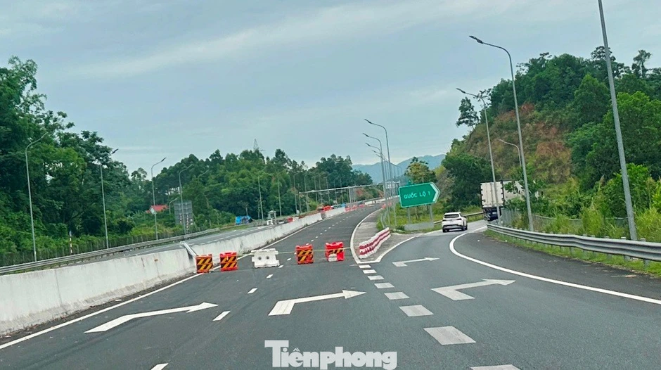 Vì sao 27 km cao tốc Hữu Nghị - Chi Lăng chưa thể thông xe? Vì sao 27 km cao tốc Hữu Nghị - Chi Lăng chưa thể thông xe?