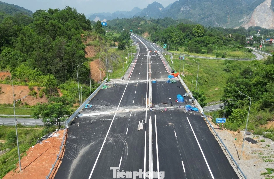 Vì sao 27 km cao tốc Hữu Nghị - Chi Lăng chưa thể thông xe? Vì sao 27 km cao tốc Hữu Nghị - Chi Lăng chưa thể thông xe?