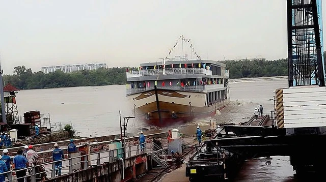 Việt Nam vừa có thêm siêu tàu 100 tỷ đồng được hạ thủy, dài hơn 93m, rộng 14m, cao 3 tầng: Thiết kế như "khách sạn nổi", hành trình dự kiến xuyên sang 1 nước láng giềng Việt Nam vừa có thêm siêu tàu 100 tỷ đồng được hạ thủy, dài hơn 93m, rộng 14m, cao 3 tầng: Thiết kế như "khách sạn nổi", hành trình dự kiến xuyên sang 1 nước láng giềng