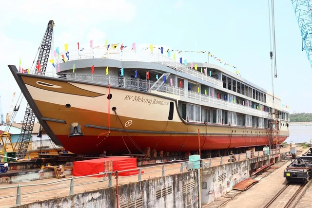 Việt Nam vừa có thêm siêu tàu 100 tỷ đồng được hạ thủy, dài hơn 93m, rộng 14m, cao 3 tầng: Thiết kế như "khách sạn nổi", hành trình dự kiến xuyên sang 1 nước láng giềng Việt Nam vừa có thêm siêu tàu 100 tỷ đồng được hạ thủy, dài hơn 93m, rộng 14m, cao 3 tầng: Thiết kế như "khách sạn nổi", hành trình dự kiến xuyên sang 1 nước láng giềng