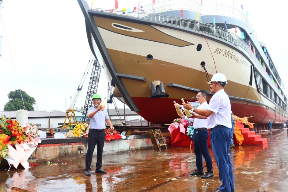 Việt Nam vừa có thêm siêu tàu 100 tỷ đồng được hạ thủy, dài hơn 93m, rộng 14m, cao 3 tầng: Thiết kế như "khách sạn nổi", hành trình dự kiến xuyên sang 1 nước láng giềng Việt Nam vừa có thêm siêu tàu 100 tỷ đồng được hạ thủy, dài hơn 93m, rộng 14m, cao 3 tầng: Thiết kế như "khách sạn nổi", hành trình dự kiến xuyên sang 1 nước láng giềng