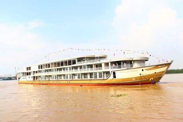 Việt Nam vừa có thêm siêu tàu 100 tỷ đồng được hạ thủy, dài hơn 93m, rộng 14m, cao 3 tầng: Thiết kế như "khách sạn nổi", hành trình dự kiến xuyên sang 1 nước láng giềng Việt Nam vừa có thêm siêu tàu 100 tỷ đồng được hạ thủy, dài hơn 93m, rộng 14m, cao 3 tầng: Thiết kế như "khách sạn nổi", hành trình dự kiến xuyên sang 1 nước láng giềng