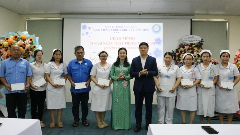 Vietcombank trao 1 tỉ đồng thiết bị y tế, tặng 200 suất quà tại Hóc Môn - Củ Chi Vietcombank trao 1 tỉ đồng thiết bị y tế, tặng 200 suất quà tại Hóc Môn - Củ Chi