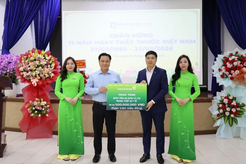 Vietcombank trao 1 tỉ đồng thiết bị y tế, tặng 200 suất quà tại Hóc Môn - Củ Chi Vietcombank trao 1 tỉ đồng thiết bị y tế, tặng 200 suất quà tại Hóc Môn - Củ Chi