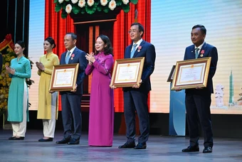 Vietnam Airlines đón nhận Huân chương Lao động hạng ba, bằng khen của Thủ tướng