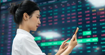 VN-Index bùng nổ phiên sáng, tăng hơn 30 điểm nhờ cổ phiếu Vingroup